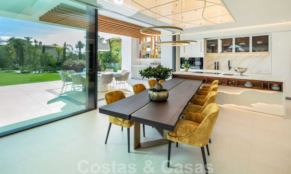 Move in ready, new modern design villa for sale in highly sought-after beachside urbanisation just east of Marbella centre 37578