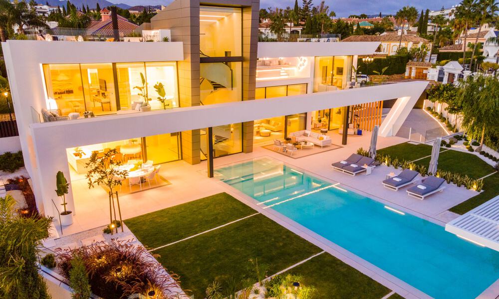 Move in ready, new modern design villa for sale in highly sought-after beachside urbanisation just east of Marbella centre 37588