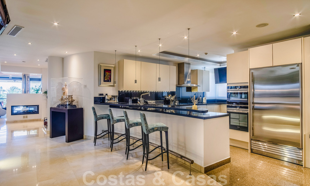 Frontline beach luxury apartment for sale with sea views in Puerto Banus, Marbella 37711