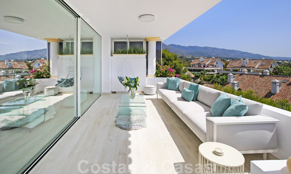Luxury penthouse for sale with sea views in an exclusive complex, on the prestigious Golden Mile, Marbella 38401