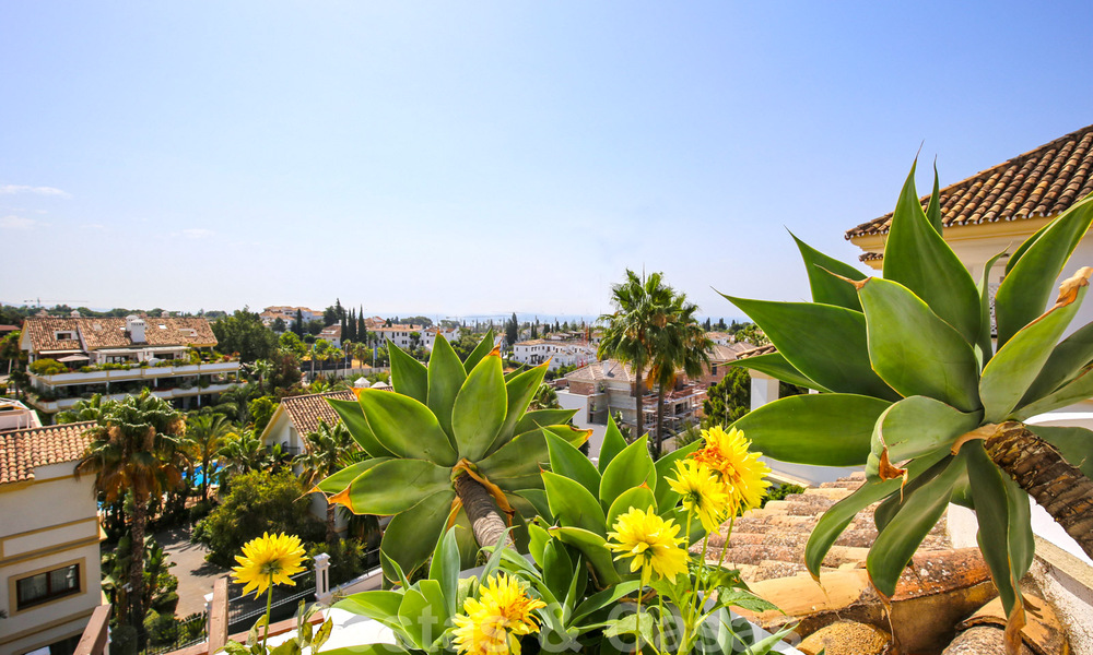 Luxury penthouse for sale with sea views in an exclusive complex, on the prestigious Golden Mile, Marbella 38403