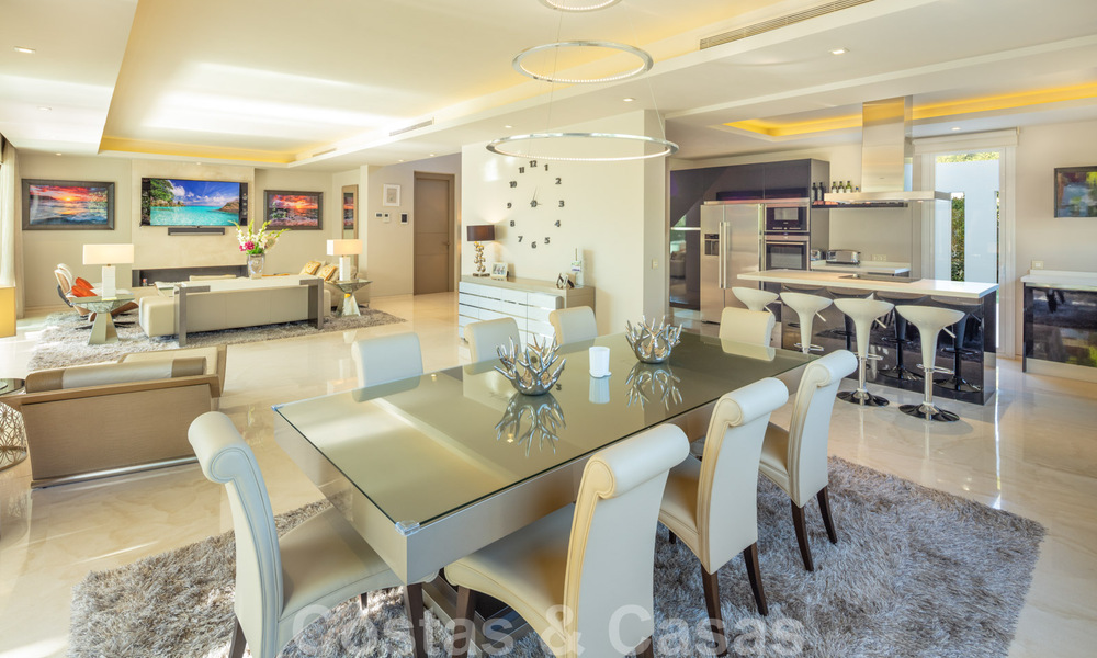 Contemporary, stylish luxury villa for sale in a gated and secure community on the Golden Mile in Marbella 38287