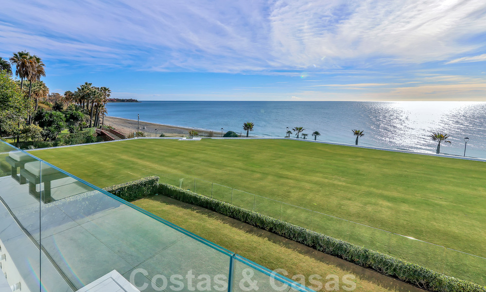 Ready to move in, modern, ultra-luxury apartment for sale, frontline beach, with open sea views, between Marbella and Estepona 38440