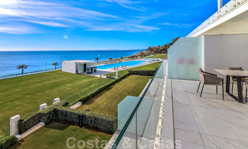 Ready to move in, modern, ultra-luxury apartment for sale, frontline beach, with open sea views, between Marbella and Estepona 38441