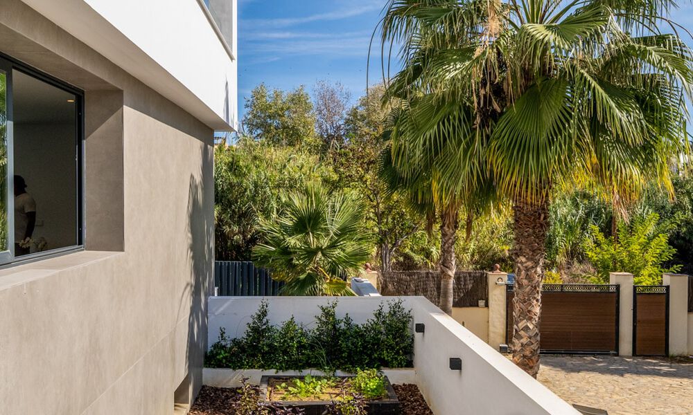 Very affordable, new, ready to move in, modern, beachside villa for sale on the New Golden Mile between Marbella and Estepona, just steps from the beach 38896