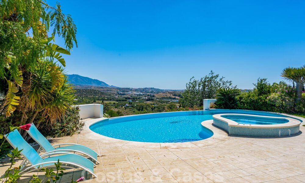 Elegant, Spanish luxury villa for sale on large plot in Mijas, Costa del Sol. Ready to move in. 38975