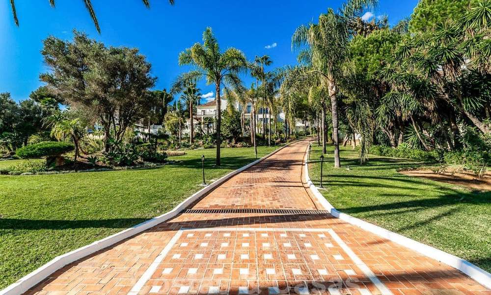 Majestic, palatial estate for sale with guesthouses and surrounded by golf courses in Benahavis - Marbella 38998