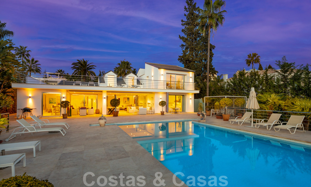 Contemporary, prime location luxury villa for sale in a gated community, frontline golf Las Brisas in Nueva Andalucia, Marbella 39070