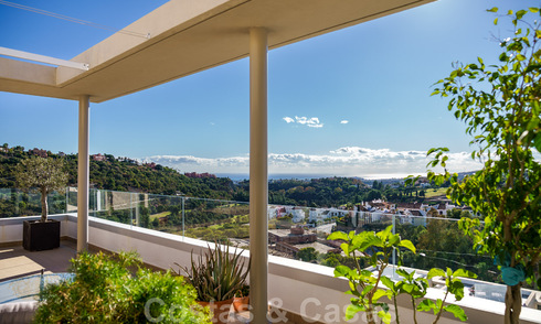 Modern, contemporary, luxury penthouse for sale with panoramic views of the valley and the sea in exclusive Benahavis - Marbella 39125
