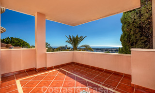 Spacious apartment for sale with panoramic sea views in golf resort in Nueva Andalucia, Marbella 39146 