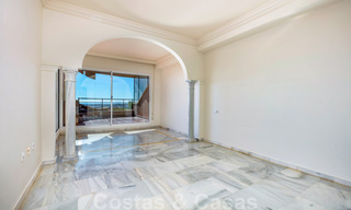 Spacious apartment for sale with panoramic sea views in golf resort in Nueva Andalucia, Marbella 39149 
