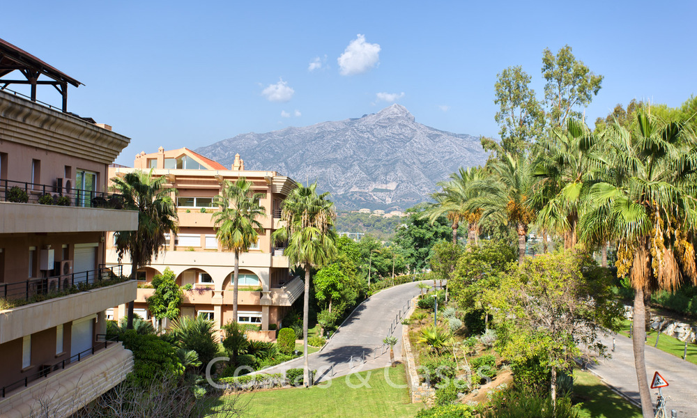 Spacious apartment for sale with panoramic sea views in golf resort in Nueva Andalucia, Marbella 39160
