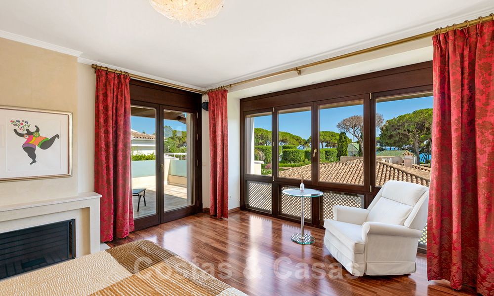 Mediterranean, beachside villa for sale in exclusive residential area on the beach on the Golden Mile of Marbella 39188