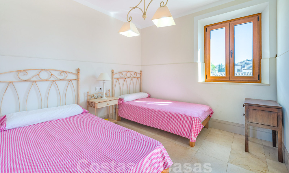 Spanish villa for sale in beachside urbanization on the Golden Mile in Marbella 39426