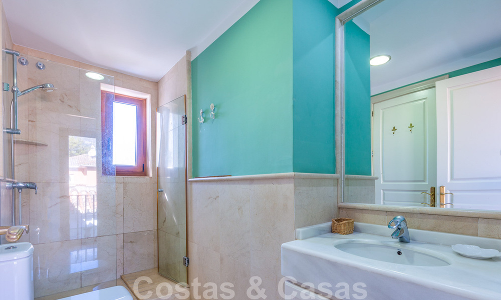Spanish villa for sale in beachside urbanization on the Golden Mile in Marbella 39429