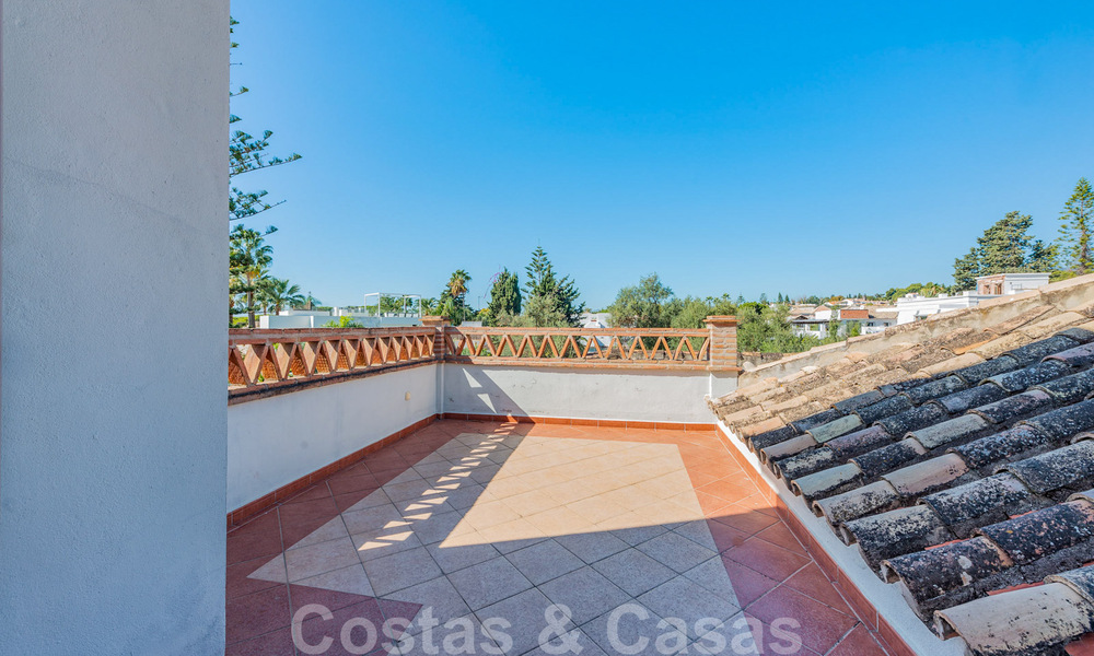 Spanish villa for sale in beachside urbanization on the Golden Mile in Marbella 39431