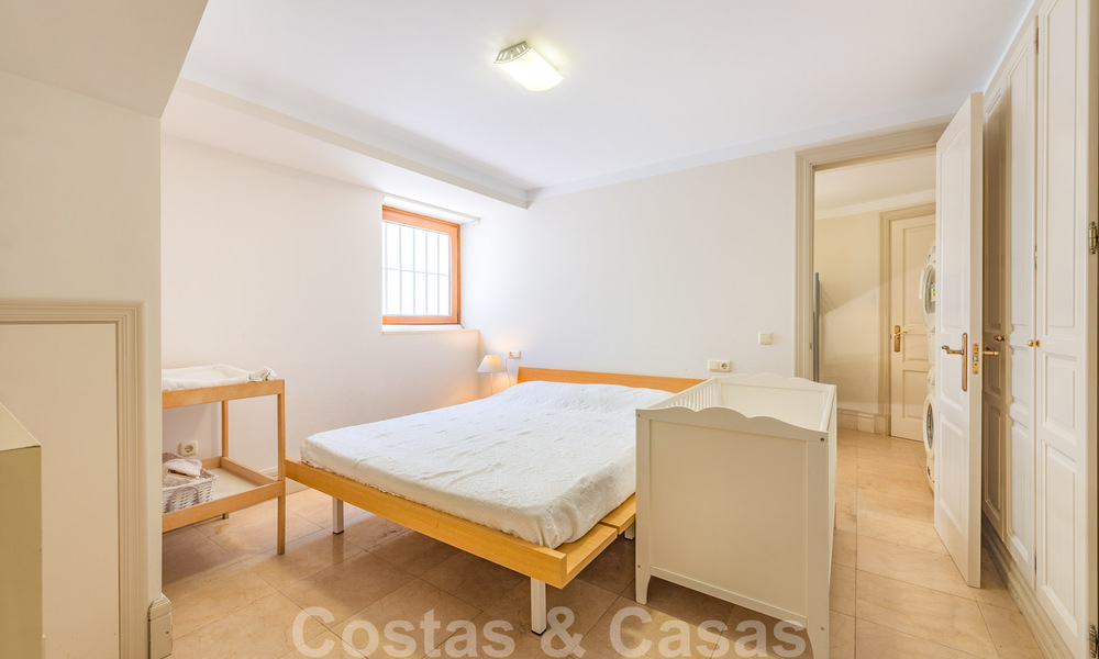 Spanish villa for sale in beachside urbanization on the Golden Mile in Marbella 39433