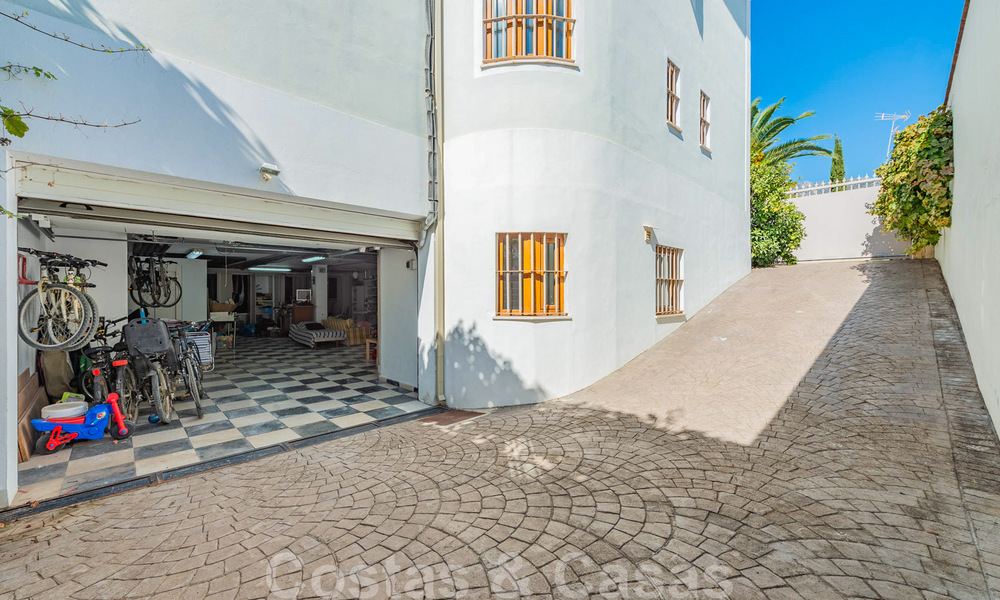 Spanish villa for sale in beachside urbanization on the Golden Mile in Marbella 39435