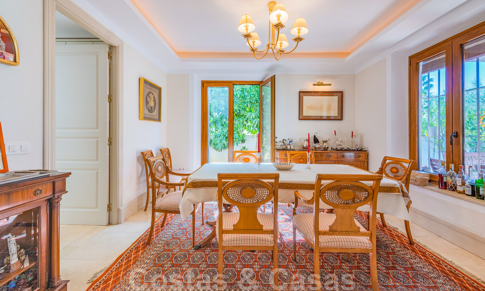 Spanish villa for sale in beachside urbanization on the Golden Mile in Marbella 39437