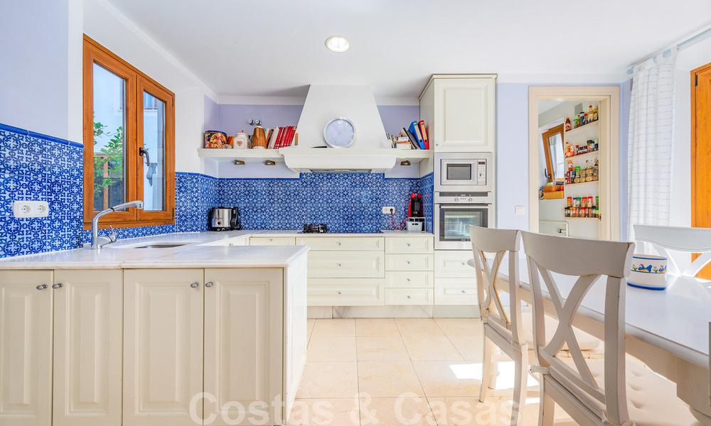 Spanish villa for sale in beachside urbanization on the Golden Mile in Marbella 39439