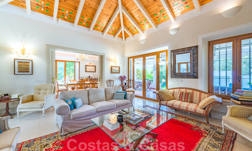 Spanish villa for sale in beachside urbanization on the Golden Mile in Marbella 39440