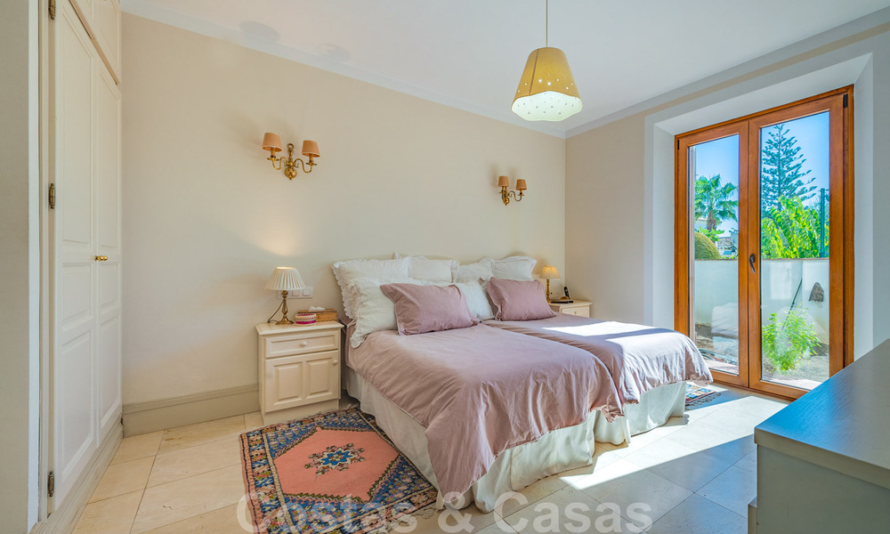 Spanish villa for sale in beachside urbanization on the Golden Mile in Marbella 39443