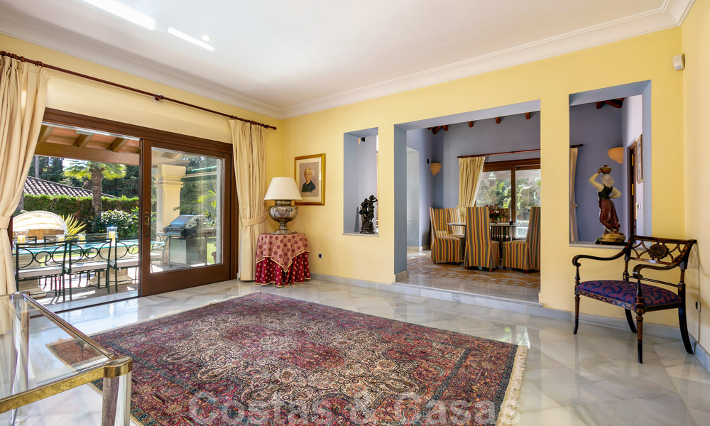Luxury villa in Mediterranean style for sale within walking distance to the beach, golf course and amenities in the prestigious Guadalmina Baja in Marbella 39574