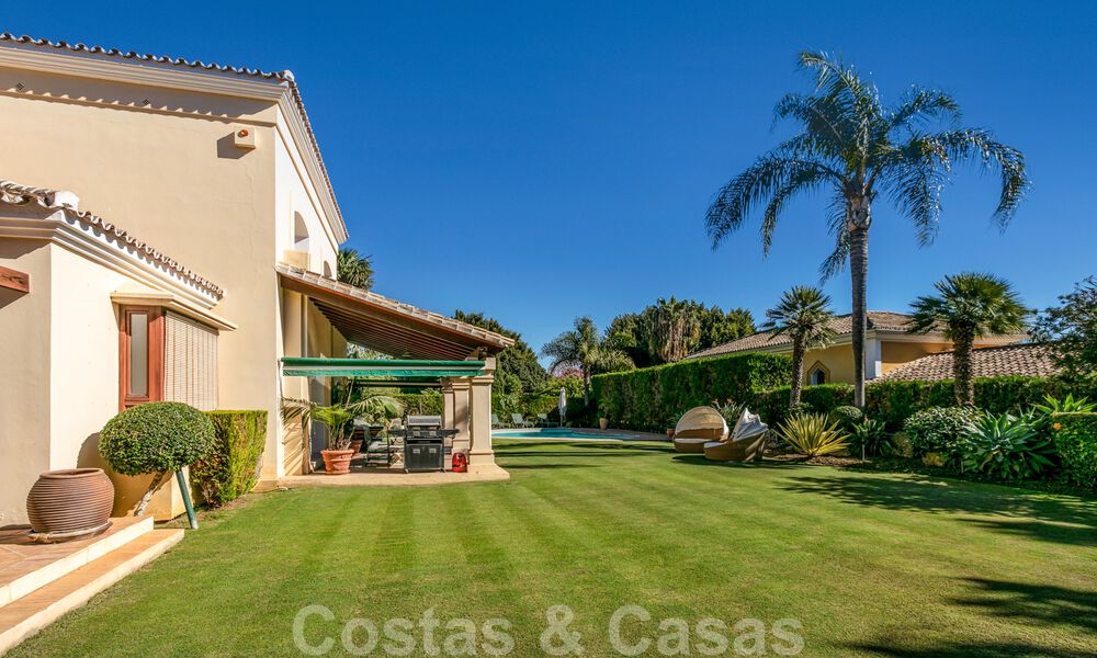 Luxury villa in Mediterranean style for sale within walking distance to the beach, golf course and amenities in the prestigious Guadalmina Baja in Marbella 39583