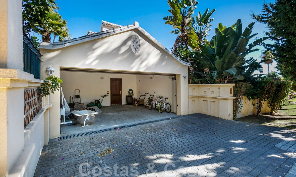 Luxury villa in Mediterranean style for sale within walking distance to the beach, golf course and amenities in the prestigious Guadalmina Baja in Marbella 39584