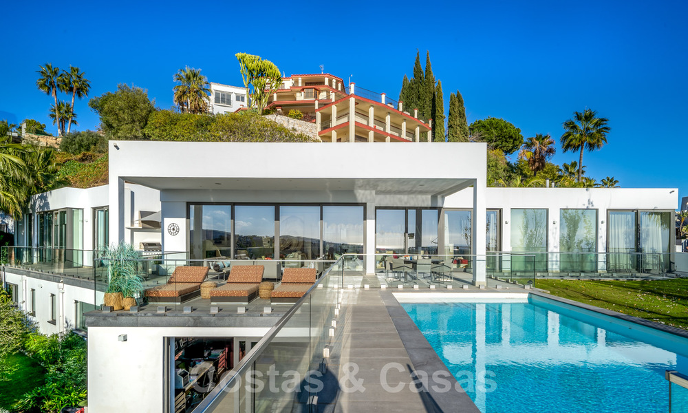 Spacious, architectural villa for sale with spectacular open sea views in a private community in Benahavis - Marbella 39922