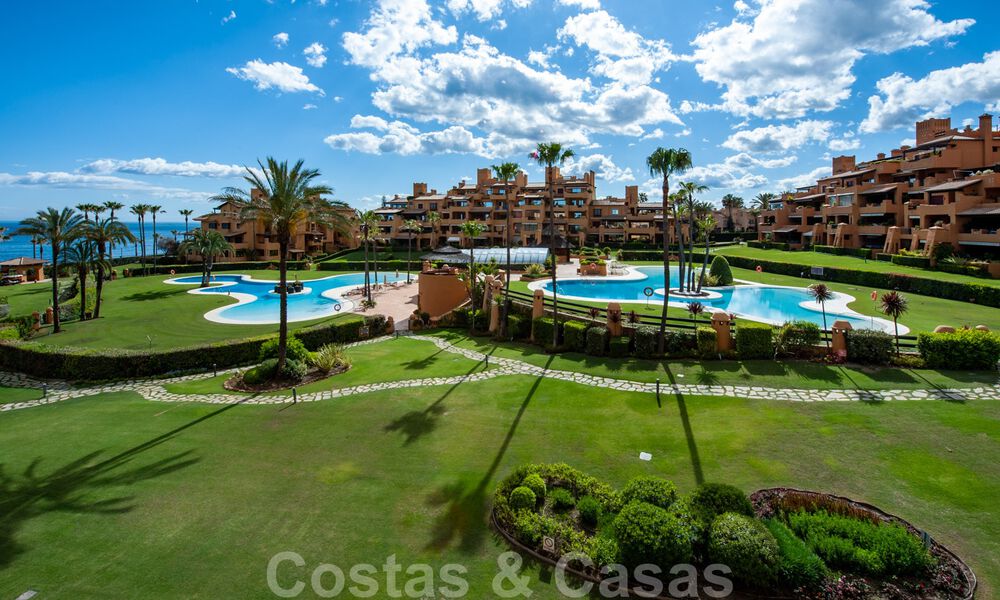 Spacious luxury apartment for sale with sea views, in a frontline beach complex on the New Golden Mile between Marbella and Estepona 40014