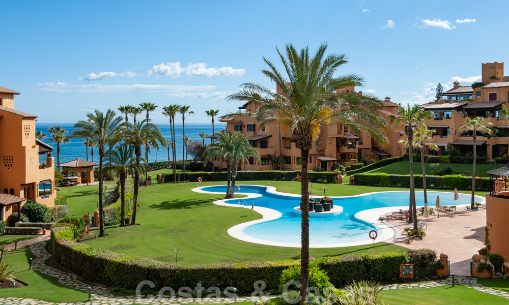 Spacious luxury apartment for sale with sea views, in a frontline beach complex on the New Golden Mile between Marbella and Estepona 40015