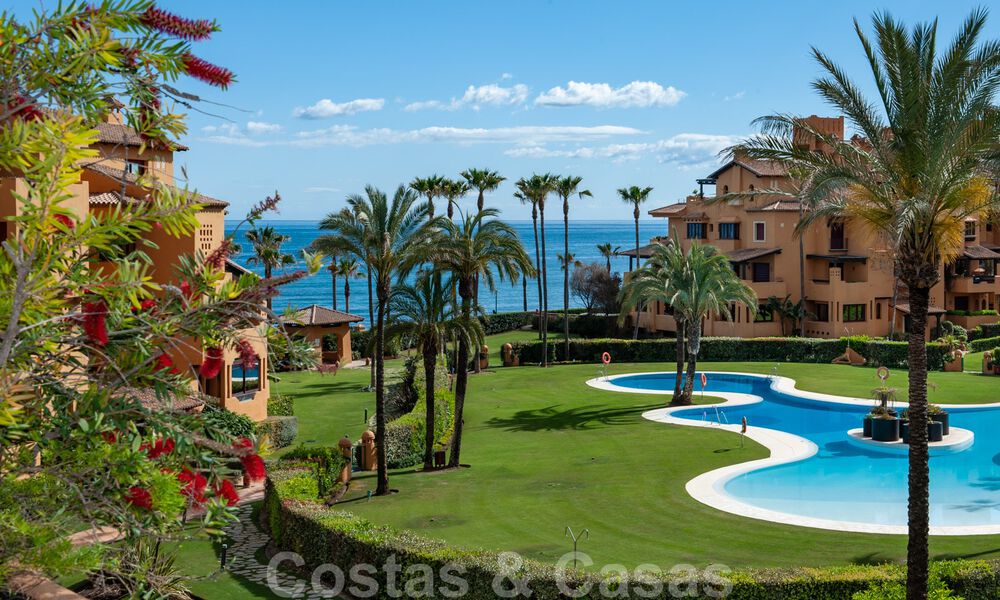 Spacious luxury apartment for sale with sea views, in a frontline beach complex on the New Golden Mile between Marbella and Estepona 40016