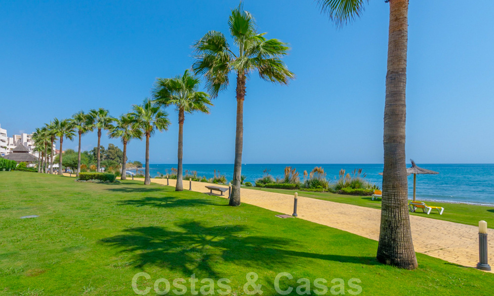 Spacious luxury apartment for sale with sea views, in a frontline beach complex on the New Golden Mile between Marbella and Estepona 40030