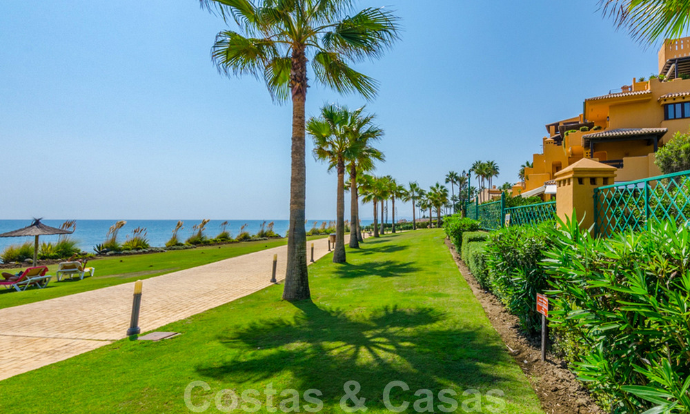 Spacious luxury apartment for sale with sea views, in a frontline beach complex on the New Golden Mile between Marbella and Estepona 40031