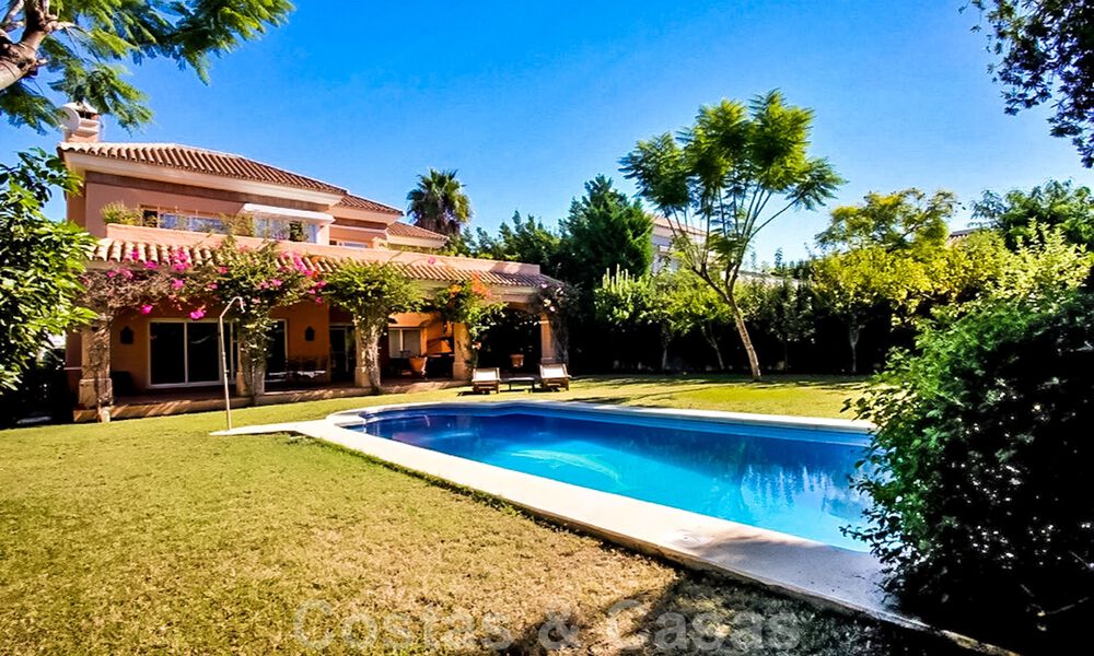 Traditional, Mediterranean luxury villa for sale in the golf valley of Nueva Andalucia - Marbella 40297