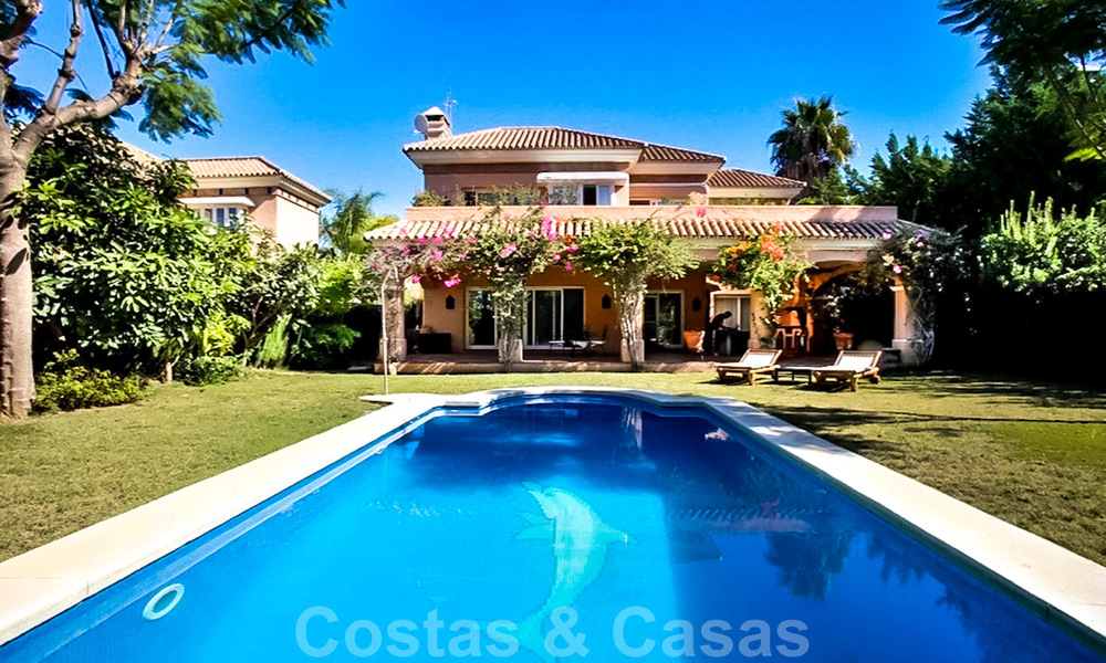 Traditional, Mediterranean luxury villa for sale in the golf valley of Nueva Andalucia - Marbella 40298