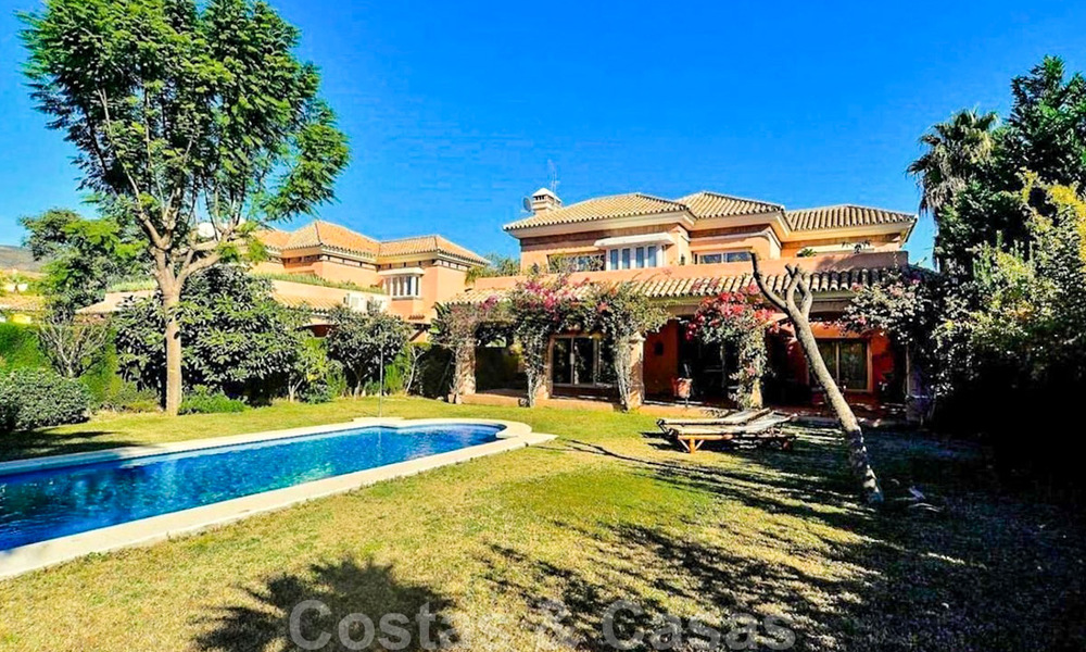 Traditional, Mediterranean luxury villa for sale in the golf valley of Nueva Andalucia - Marbella 40300