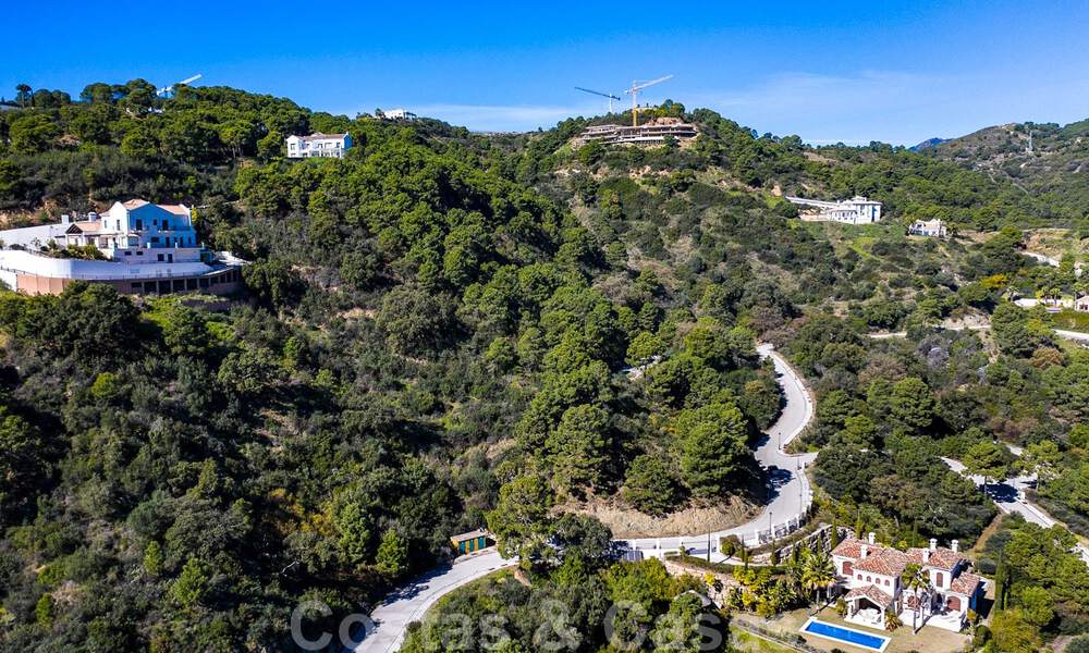 Contemporary, modern villa for sale, located in natural surroundings, with breath-taking views of the valley and the sea, in a gated resort in Benahavis - Marbella 40505