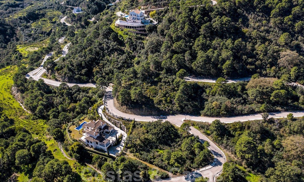 Contemporary, modern villa for sale, located in natural surroundings, with breath-taking views of the valley and the sea, in a gated resort in Benahavis - Marbella 40525