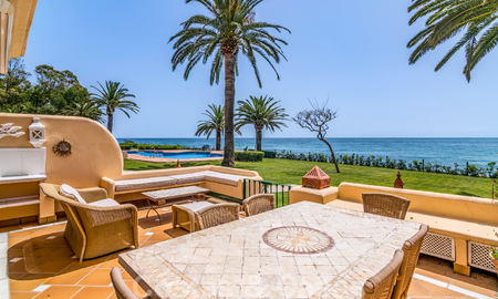 Luxury townhouse for sale, frontline beach, in a gated community, within walking distance to Estepona center 40838