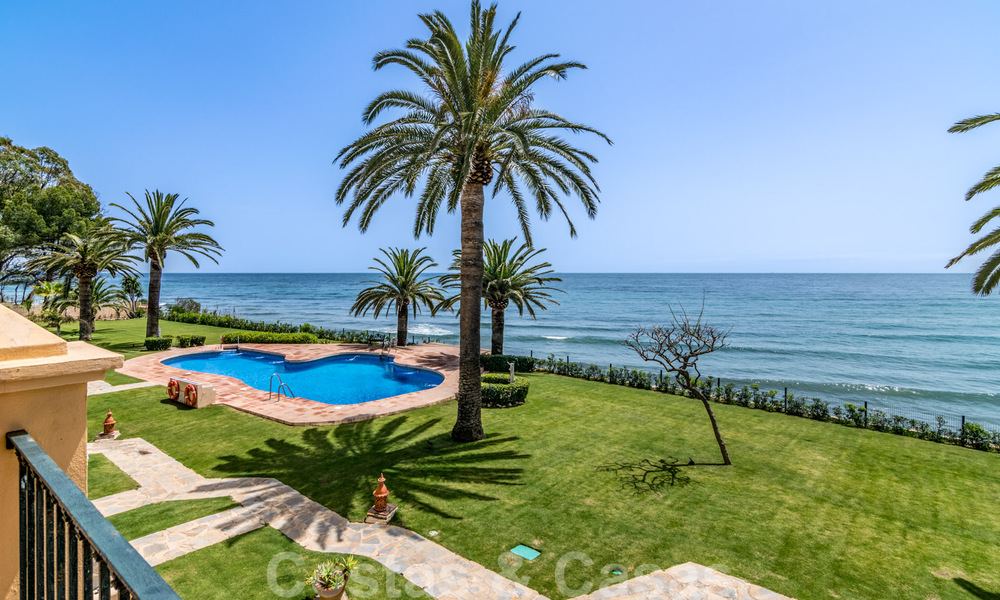 Luxury townhouse for sale, frontline beach, in a gated community, within walking distance to Estepona center 40856