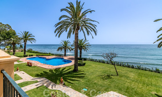 Luxury townhouse for sale, frontline beach, in a gated community, within walking distance to Estepona center 40856 