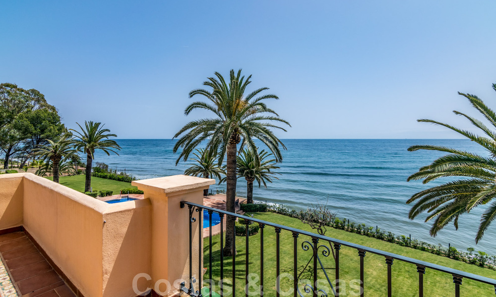 Luxury townhouse for sale, frontline beach, in a gated community, within walking distance to Estepona center 40861
