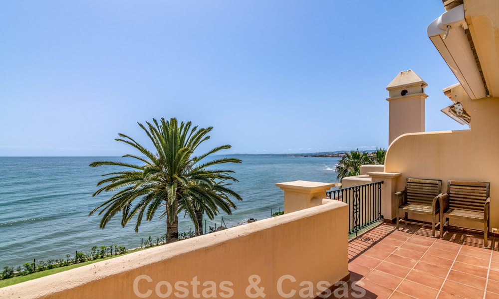 Luxury townhouse for sale, frontline beach, in a gated community, within walking distance to Estepona center 40862