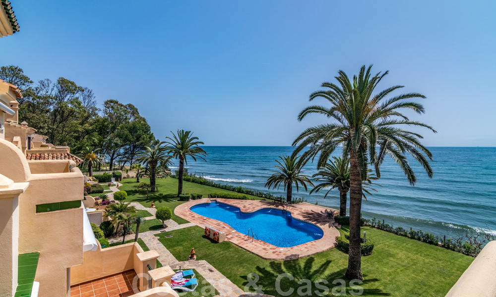 Luxury townhouse for sale, frontline beach, in a gated community, within walking distance to Estepona center 40863