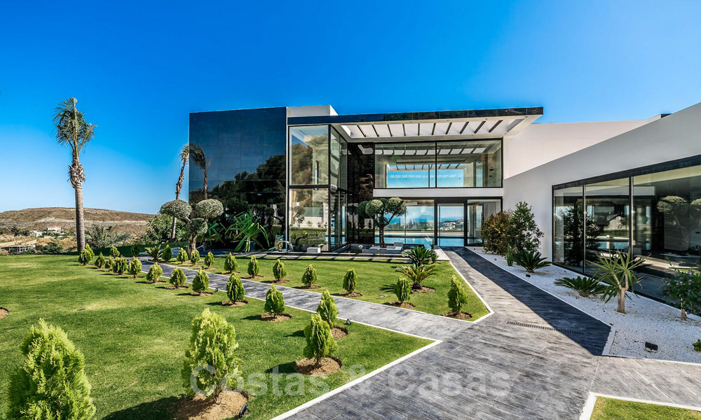 Designer villa for sale with panoramic sea views in a prestigious golf resort in Benahavis - Marbella 40948