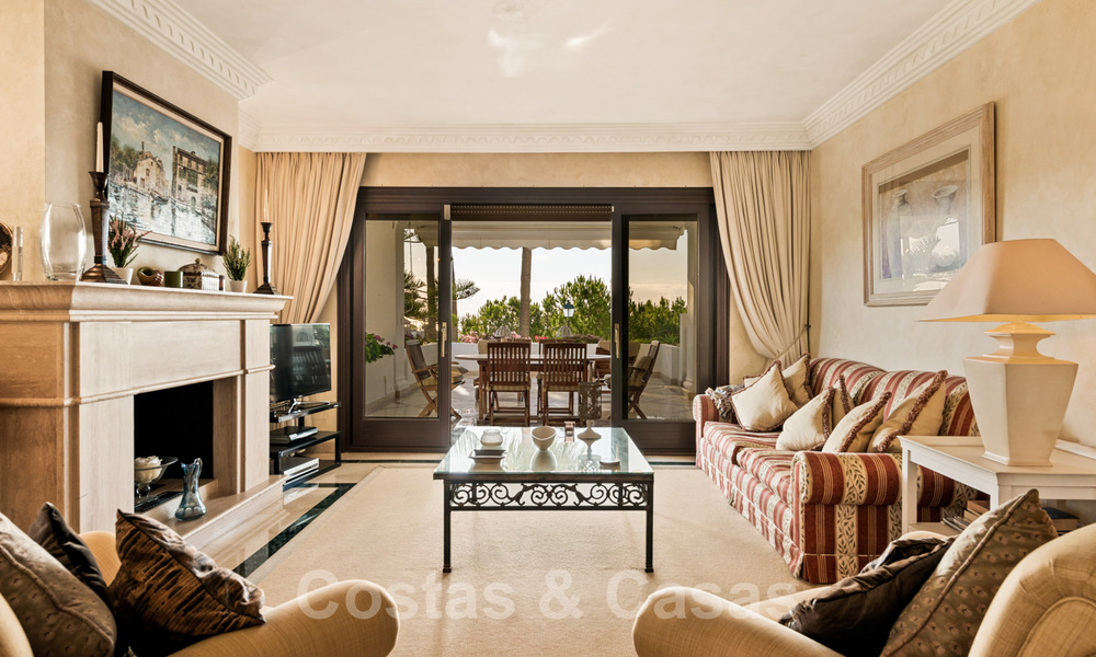 Luxury apartment for sale in gated community and golf and country club close to Marbella centre 40975