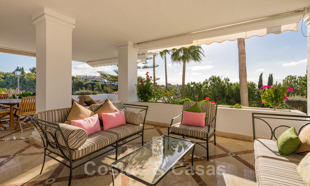 Luxury apartment for sale in gated community and golf and country club close to Marbella centre 40976