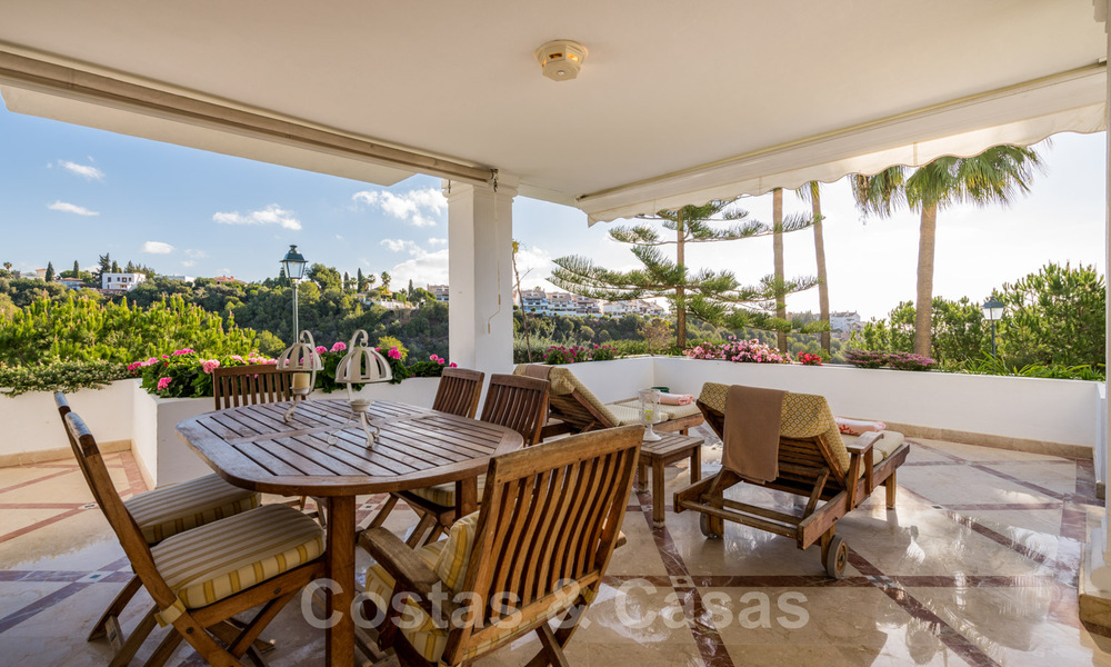 Luxury apartment for sale in gated community and golf and country club close to Marbella centre 40977